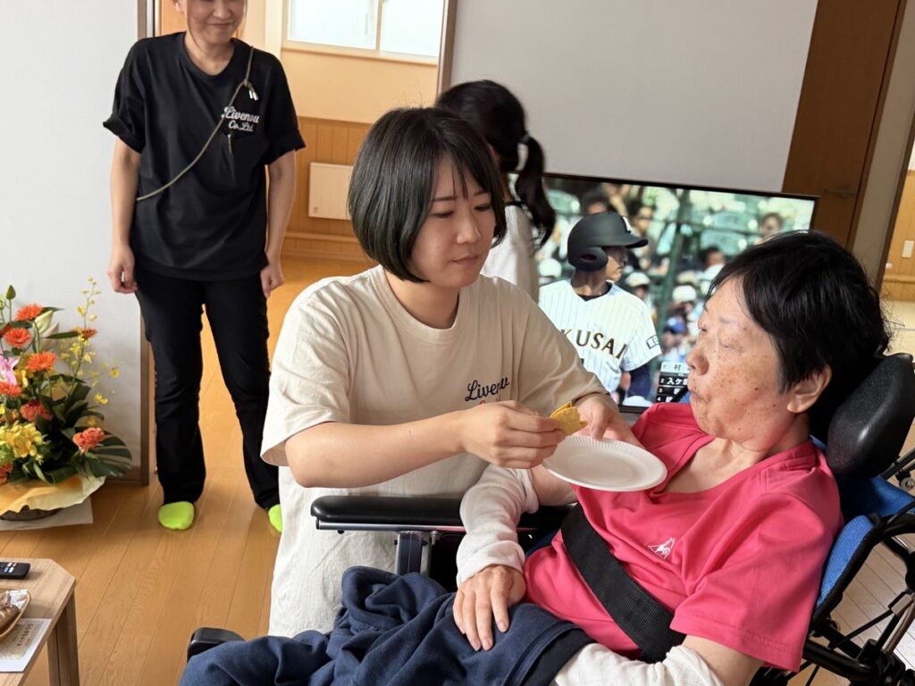 タコスを手渡す場面