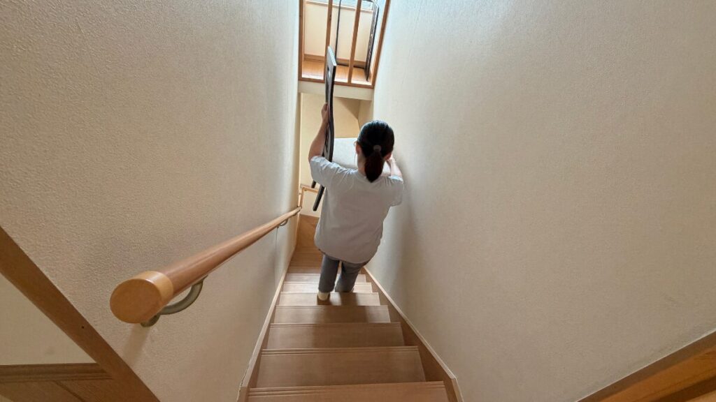 椅子を運ぶ、手伝いに来てくれた人の後ろ姿