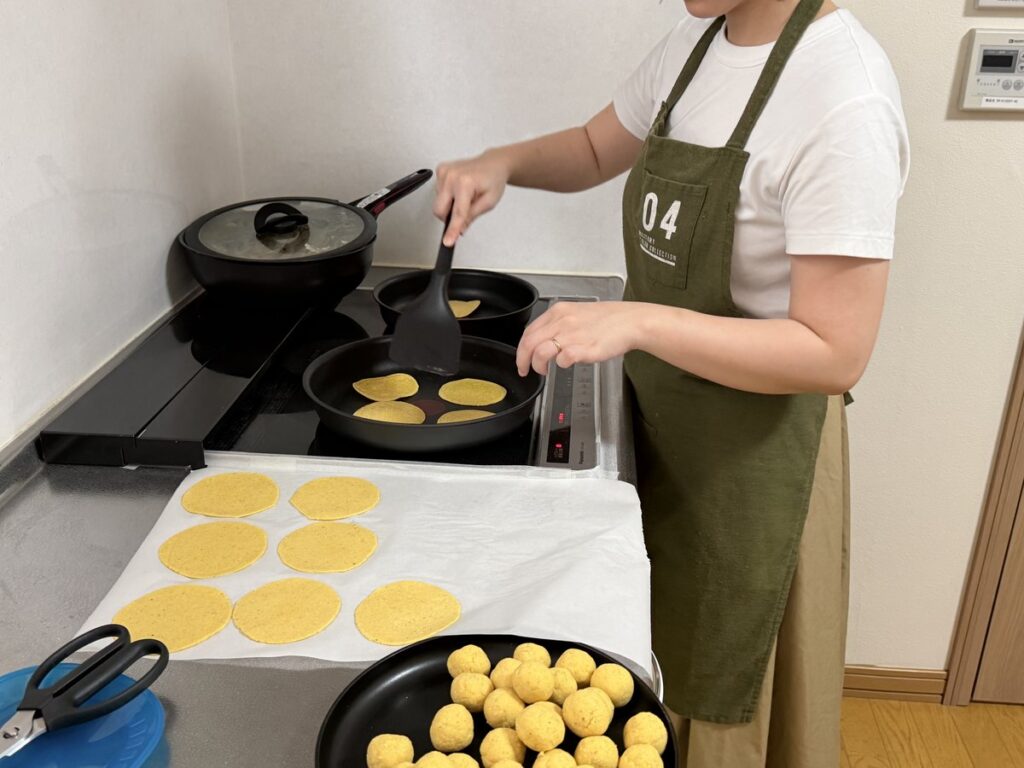 フライパンでトルティーヤを焼く手元