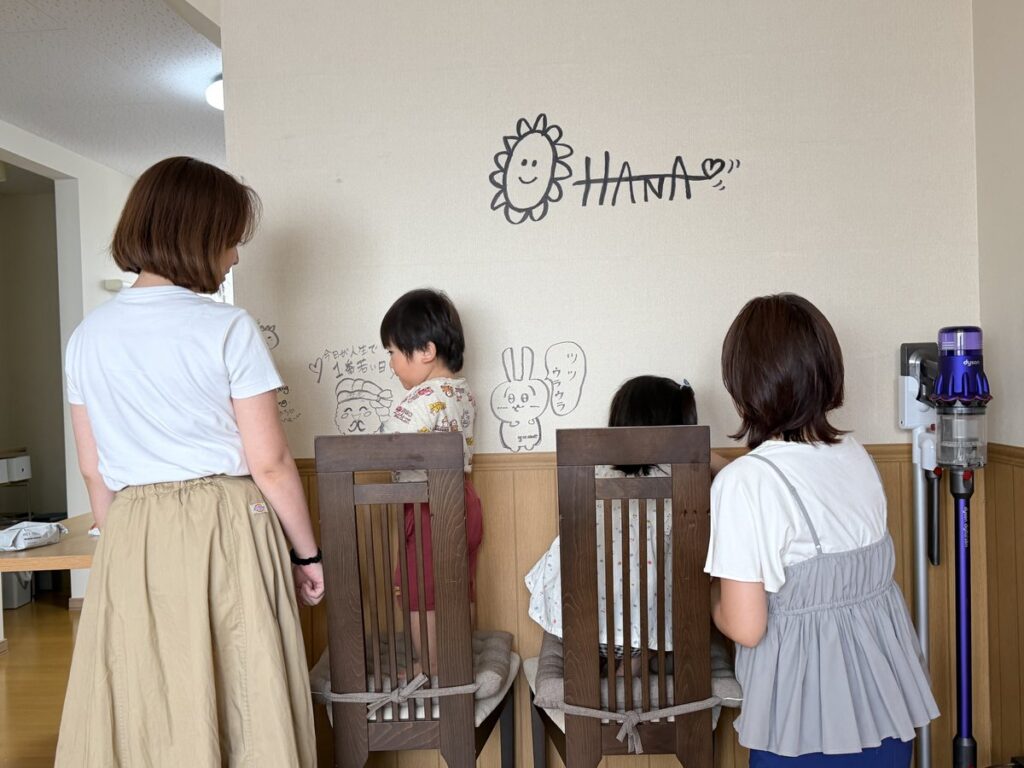 自由書きの壁にペンで書き込む子どもたち